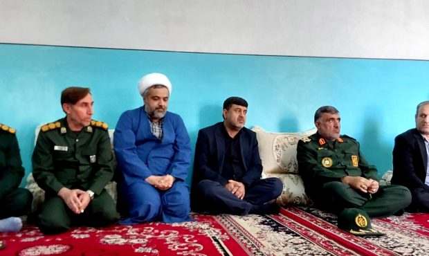 ابراز همدردی فرمانده تیپ48فتح با خانواده دکترپرویزیان در لنده+تصاویر ابراز همدردی فرمانده تیپ48فتح با خانواده دکترپرویزیان در لنده+تصاویر