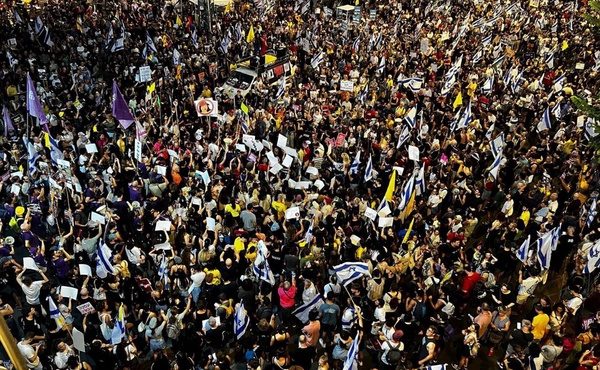 دهها هزار معترض خشمگین علیه نتانیاهو شعار دادند دهها هزار معترض خشمگین علیه نتانیاهو شعار دادند